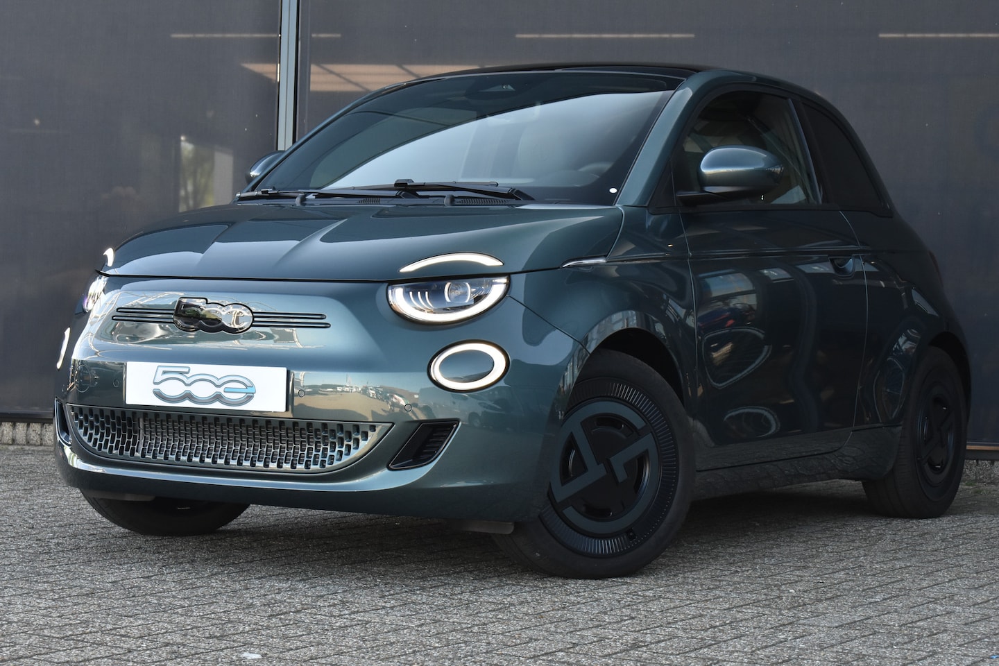 Fiat 500e - Giorgio Armani Edition 42 kWh 3 Fase | Vol-Leder | Panoramadak | Stoelverwarming | Dodehoe - AutoWereld.nl