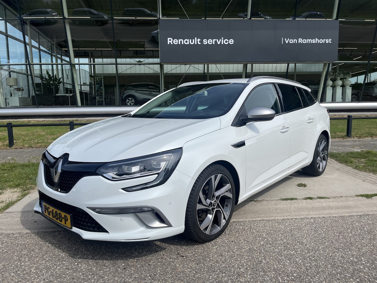 Renault Mégane Estate - 1.5 dCi GT-Line / Groot scherm / Trekhaak / Bose Soud / Keyless / Camera / PDC V+A / Aut.p - AutoWereld.nl