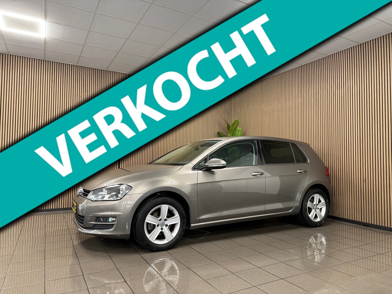 Volkswagen Golf - 1.2 TSI Business Edition * Dealer onderhouden / Navigatie / Camera / NL Auto * - AutoWereld.nl