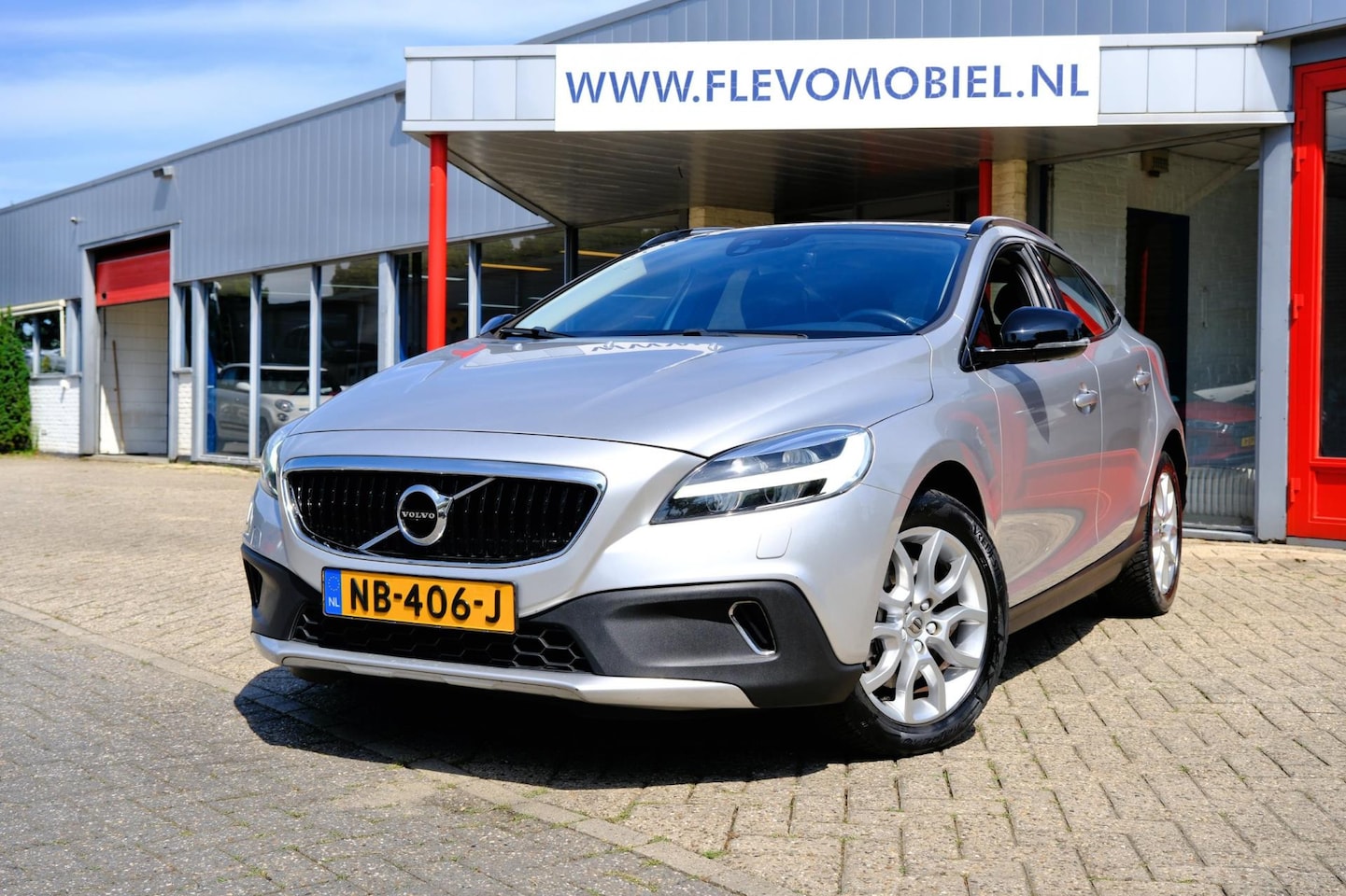 Volvo V40 Cross Country - 2.0 D3 150pk Momentum Pano|Leder|Navi|Clima|Cam - AutoWereld.nl