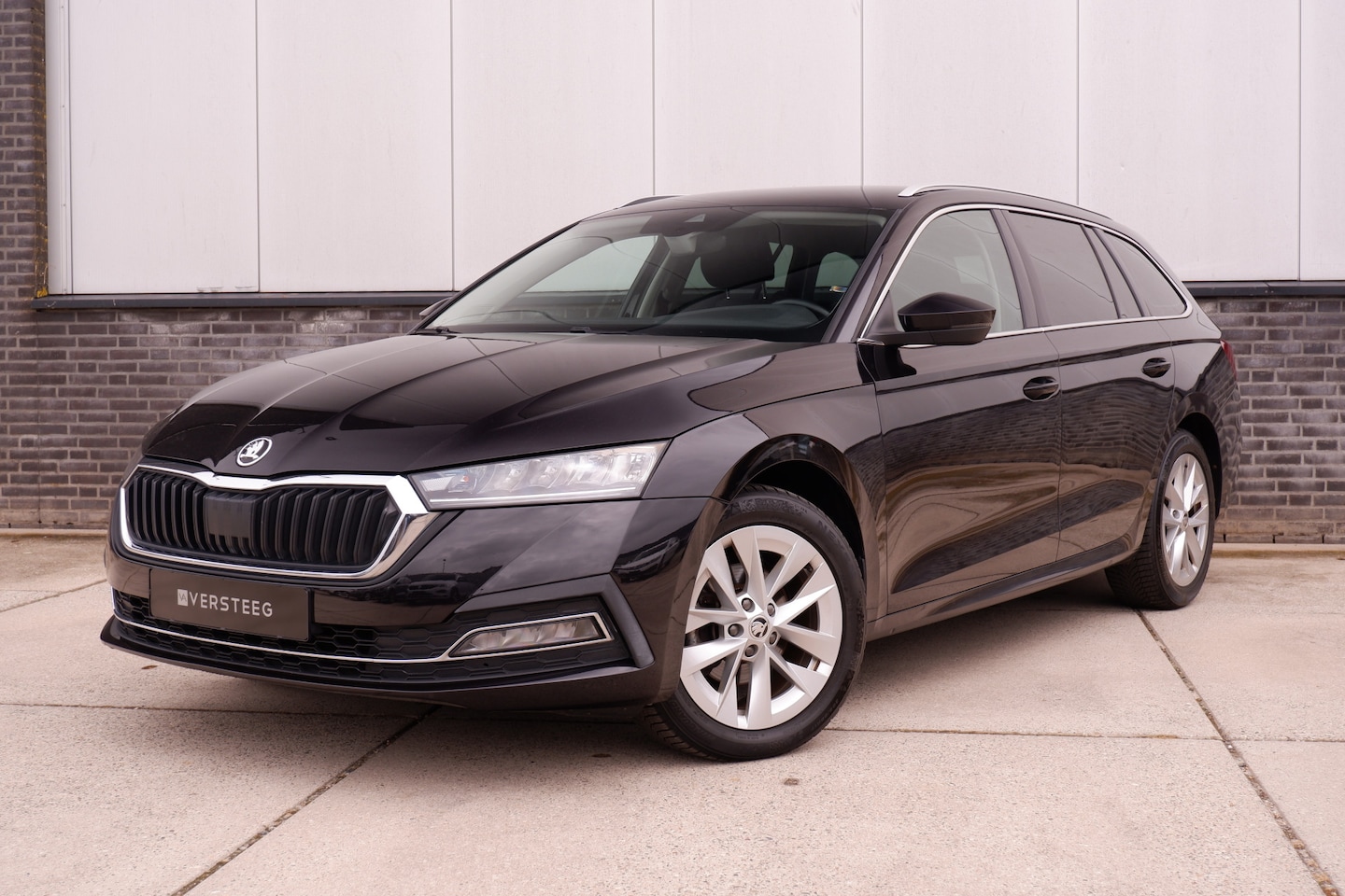 Skoda Octavia Combi - 1.5 e-TSI Business Edition Plus Trekhaak | Virtual Cockpit | LED | Navi | Carplay - AutoWereld.nl