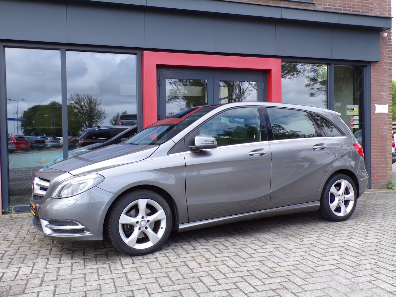 Mercedes-Benz B-klasse - 180 Prestige Automaat Zwarte hemel Panoramadak Trekhaak Xenon PDC - AutoWereld.nl