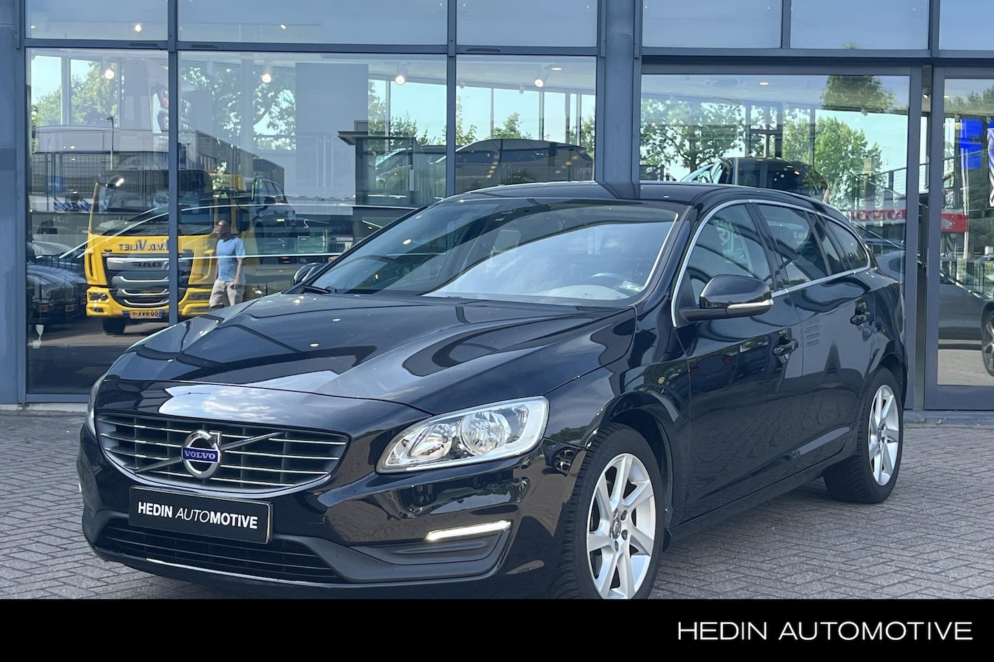 Volvo V60 - 1.6 T3 Momentum | Automaat | Navigatie | 1600 kg trekgewicht | Trekhaak | Parkeersensoren - AutoWereld.nl