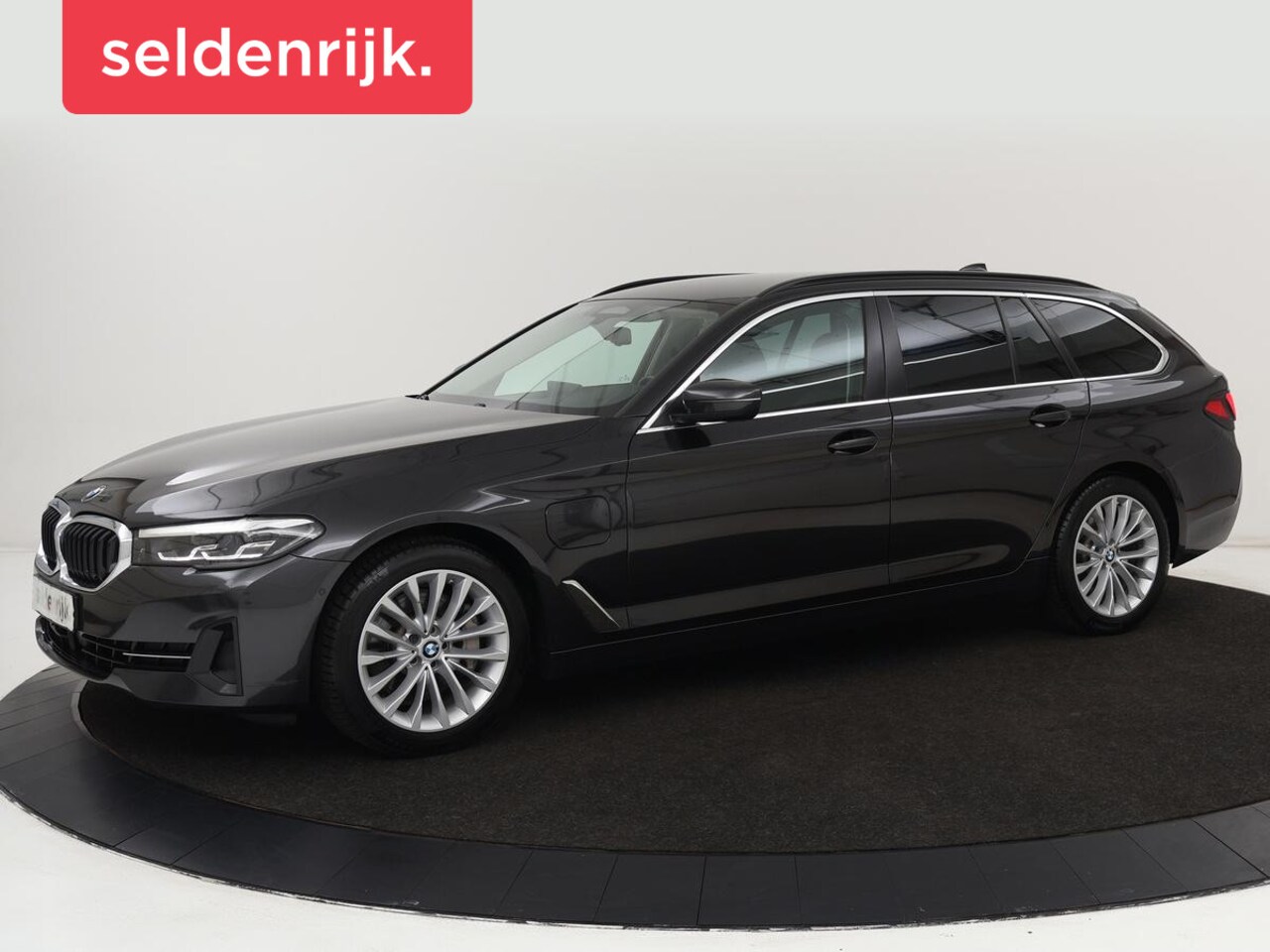 BMW 5-serie Touring - 530e High Executive | Leder | Stoel & stuurverwarming | Adaptive cruise | Carplay | Sfeerv - AutoWereld.nl