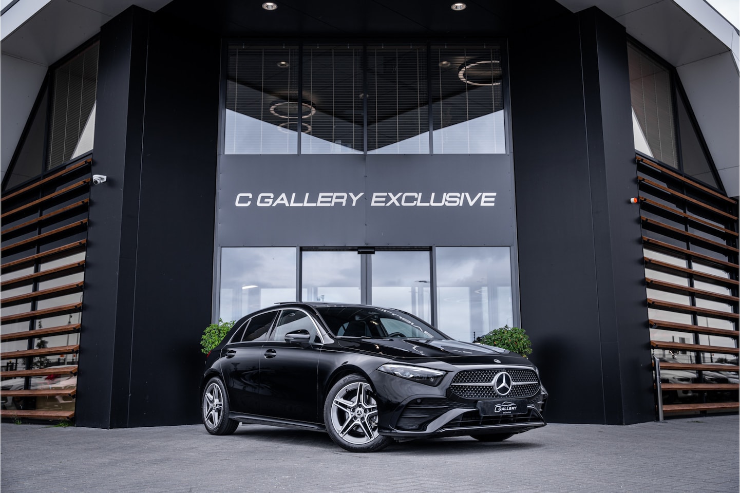 Mercedes-Benz A-klasse - A180 AMG Line - Panorama | Memory | Burmester | 360 Camera | Elek. Trekhaak - AutoWereld.nl