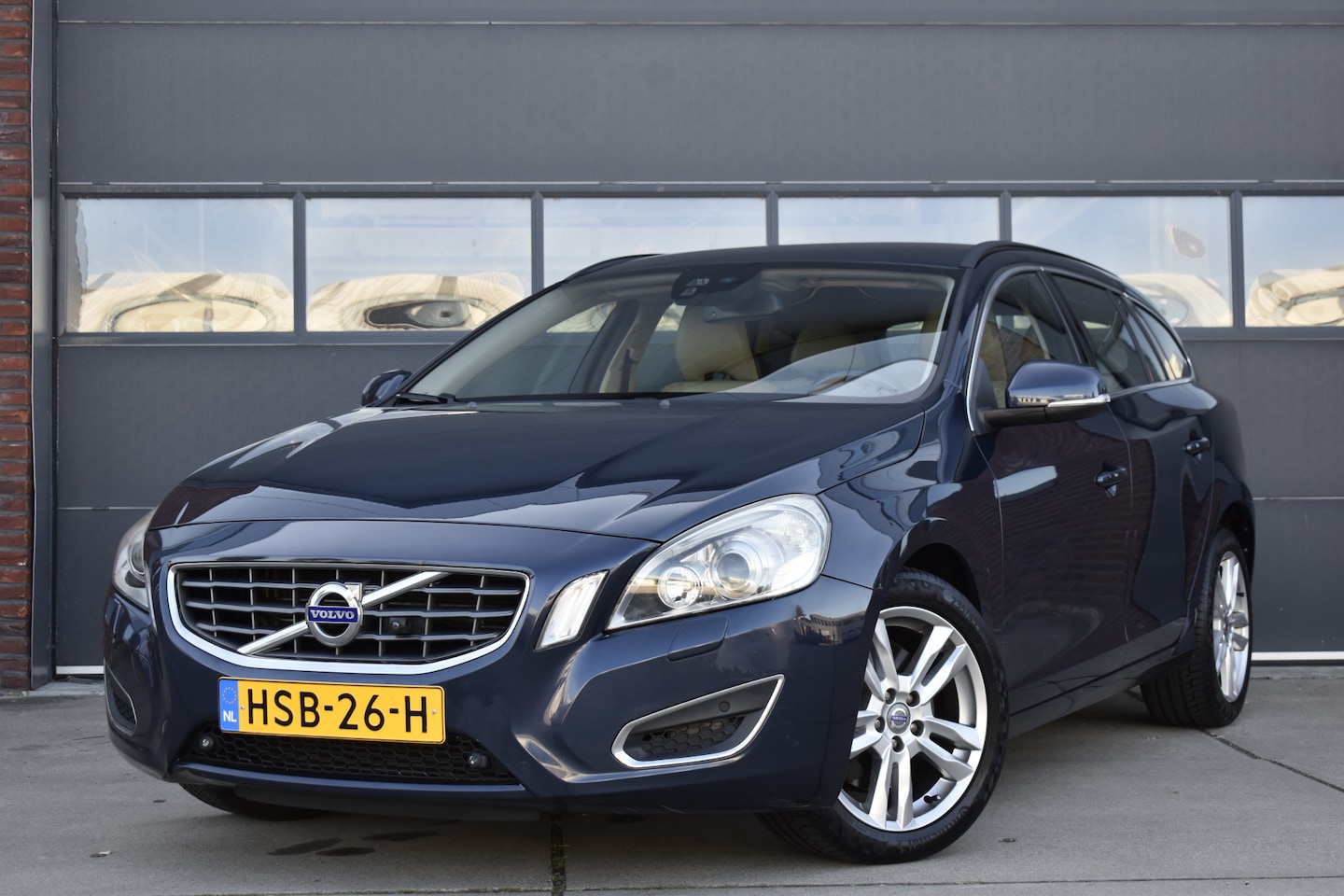 Volvo V60 - 2.0T Summum Trekhaak - Navi - stand.kachel - AutoWereld.nl