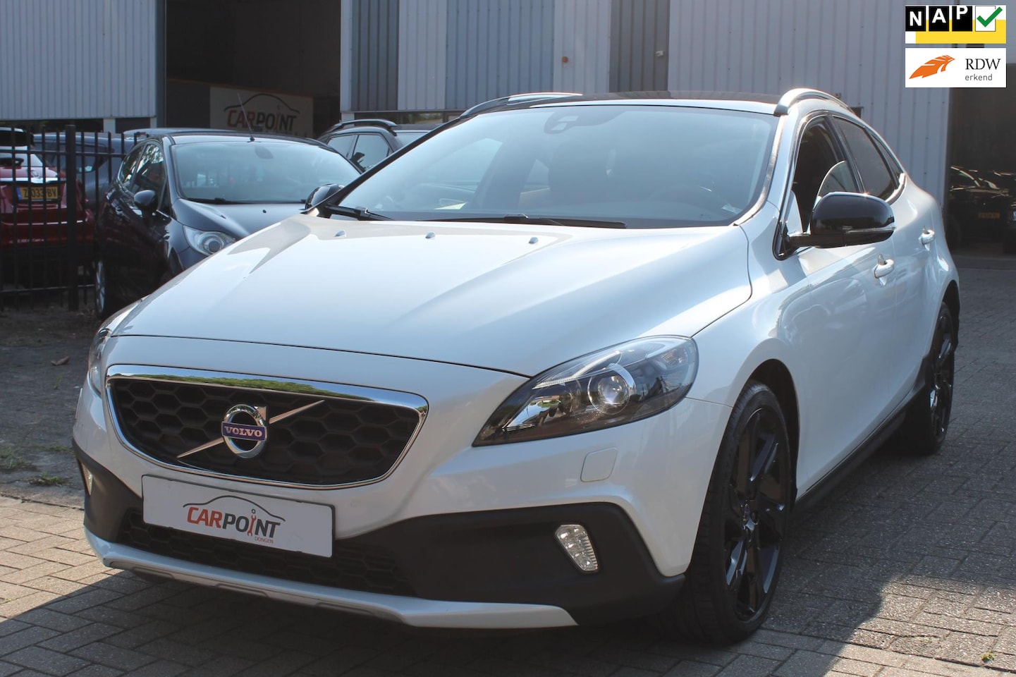 Volvo V40 Cross Country - 1.6 T4 Summum Leer Xenon Pano Clima Cruise! - AutoWereld.nl
