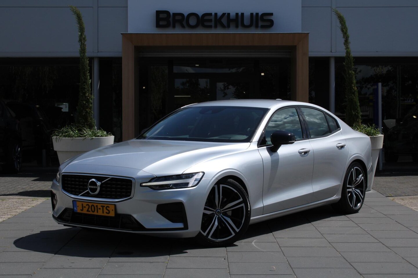 Volvo S60 - T4 R-Design | Adaptieve cruise control incl. BLIS | Trekhaak | Keyless | Stoelverwarming | - AutoWereld.nl