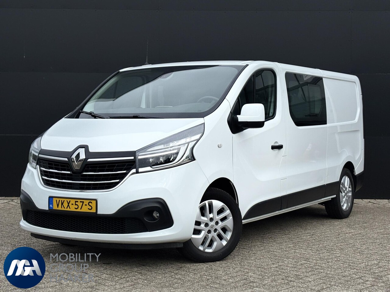 Renault Trafic - 2.0 dCi 145 T29 L2H1 DC Business | 6-Zitter | Trekhaak | Imperial | Navigatie | Parkeercam - AutoWereld.nl