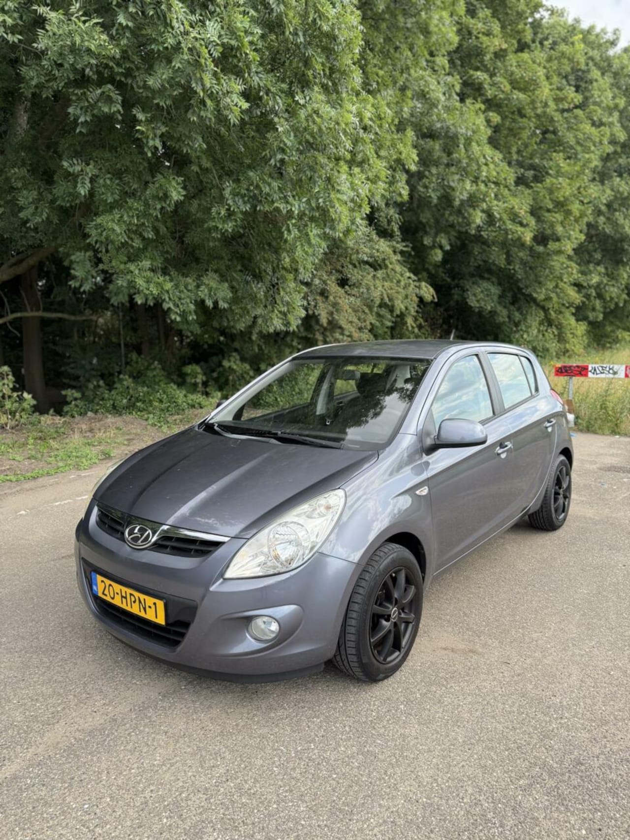 Hyundai i20 - 1.4i 5DR Grijs Airco Velgen Trekhaak NETJES - AutoWereld.nl