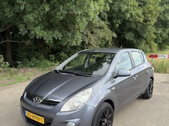 Hyundai i20 - 1.4i 5DR Grijs Airco Velgen Trekhaak NETJES