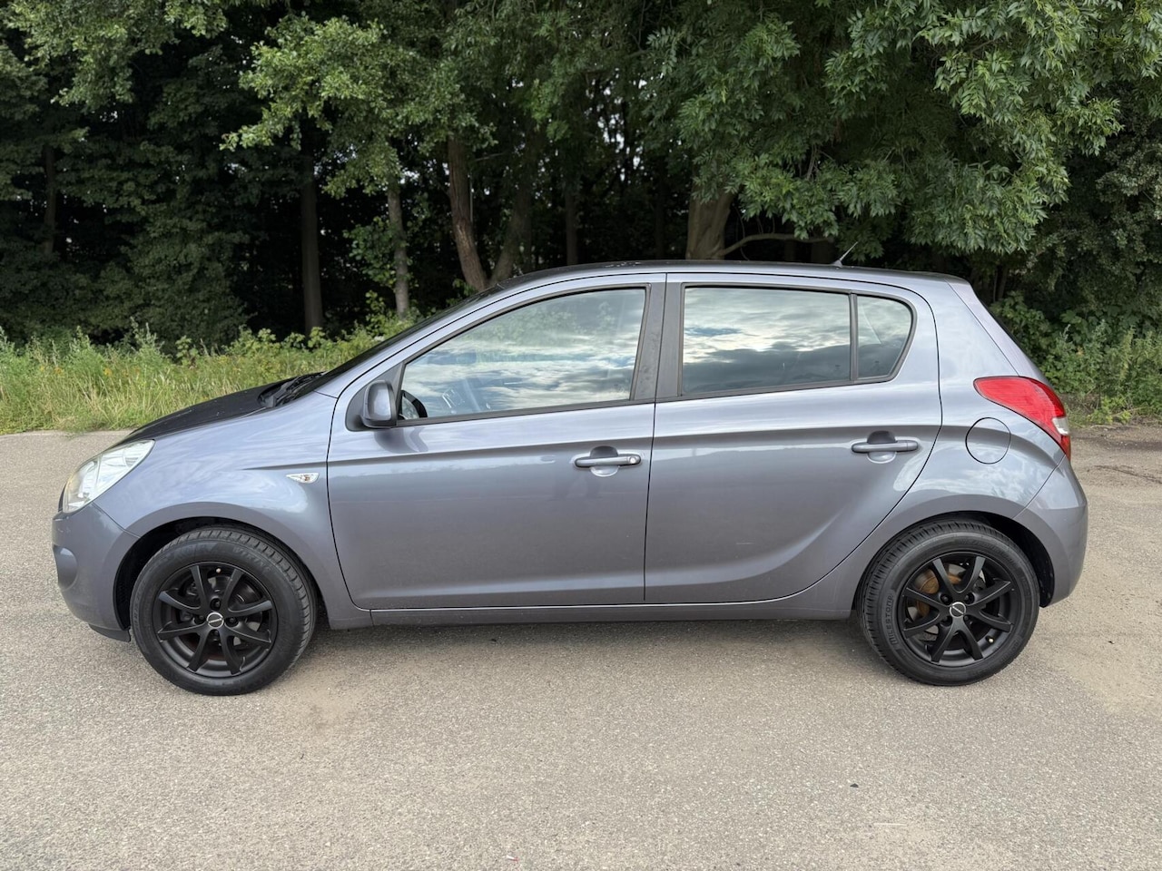 Hyundai i20 - 1.4i 5DR Grijs Airco Velgen Trekhaak NETJES - AutoWereld.nl