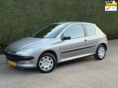 Peugeot 206 - 1.4 AUTOMAAT/APK 7-2026/LAGE KM/INRUILKOOPJE