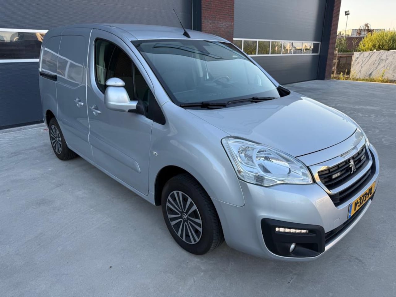 Peugeot Partner - 120 1.6 BlueHDi 75 L1 Premium*3Pers* Airco*Cruise*Pdc*Navi*Multimedia - AutoWereld.nl