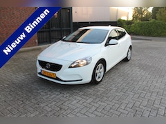 Volvo V40 - 2.0 T2 Kinetic Clima-Cruise-Parkeersensoren-Navi-Trekhaak 70.000 Km