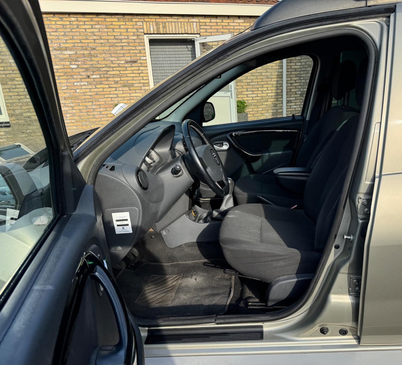 Dacia Duster - 1.6 Lauréate Bj 2011 met weinig kilometers - AutoWereld.nl