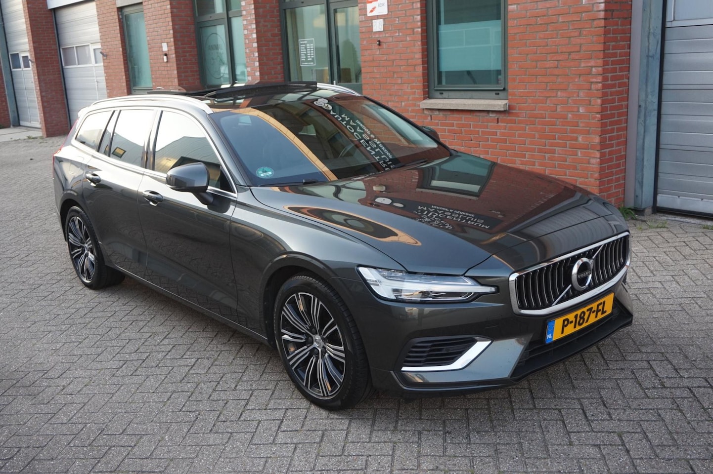 Volvo V60 - 2.0 T6 Recharge AWD Inscription Expression Pano Long Range - AutoWereld.nl