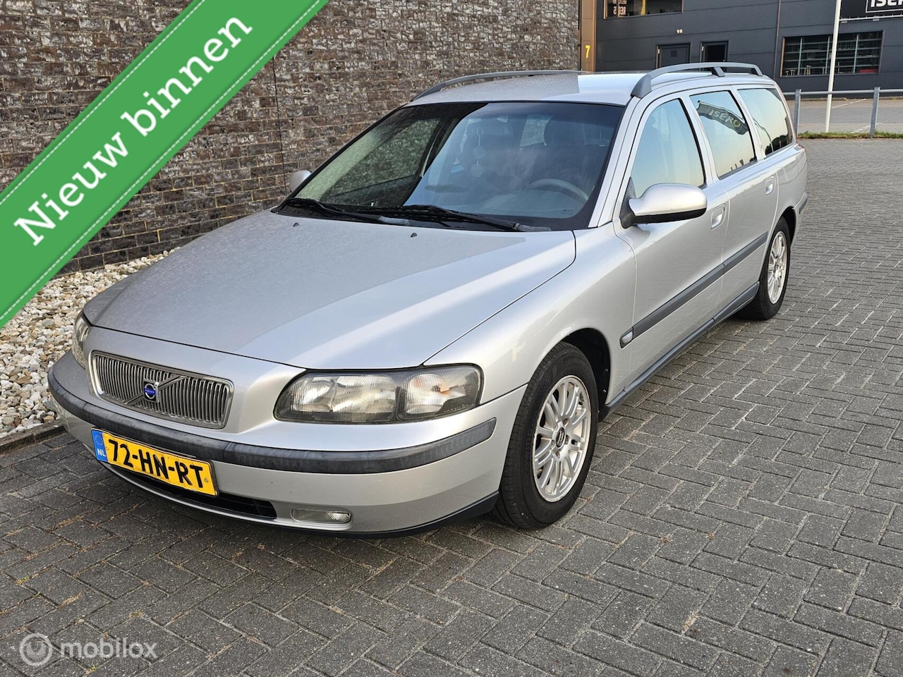 Volvo V70 - 2.4 Comfort Line - Trekhaak - Nw apk✅ - AutoWereld.nl