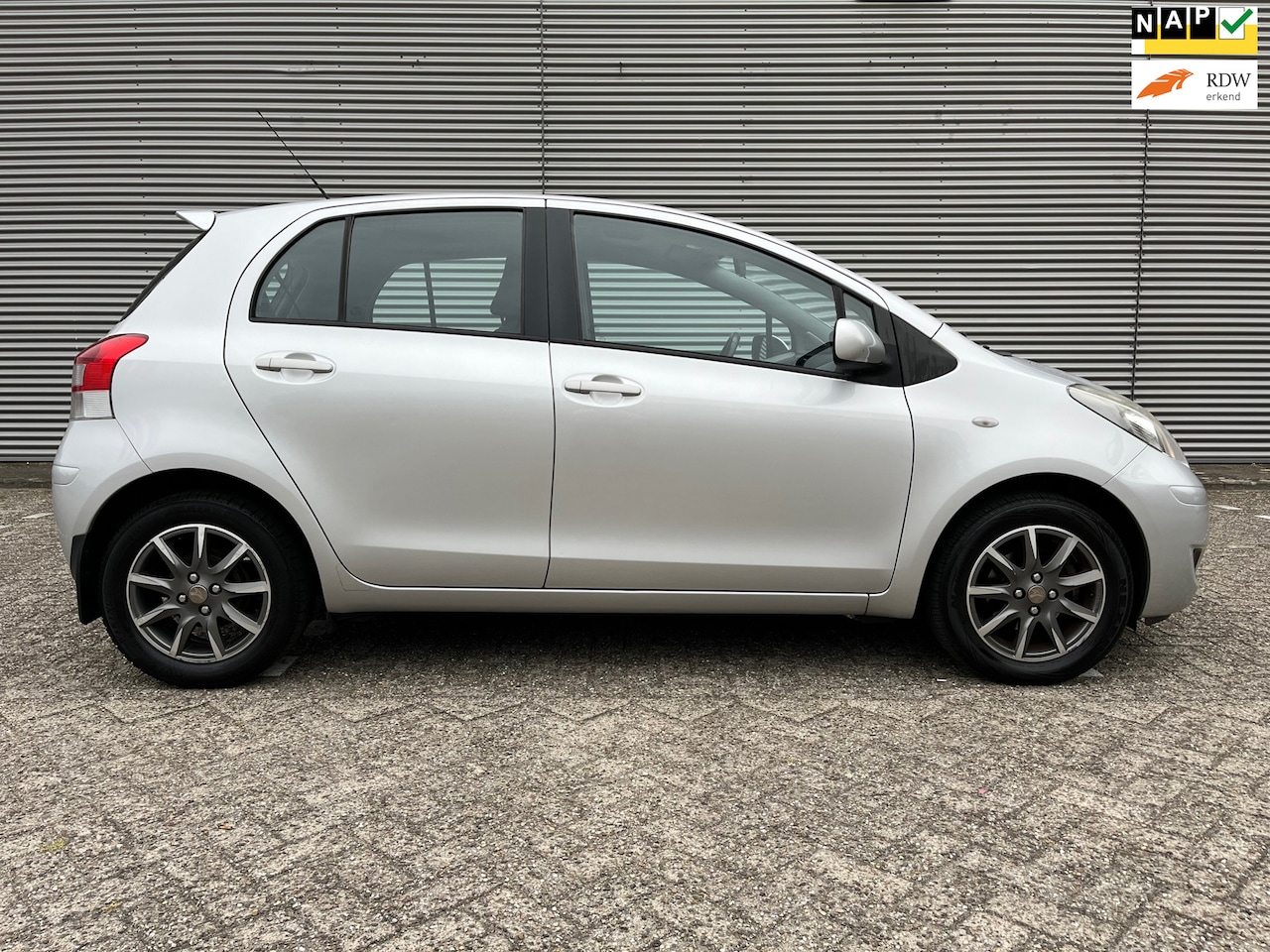 Toyota Yaris - 1.3 VVTi 5drs - Eco mode - Clima - Lm velgen - Aux - NAP - isofix - trekhaak - AutoWereld.nl