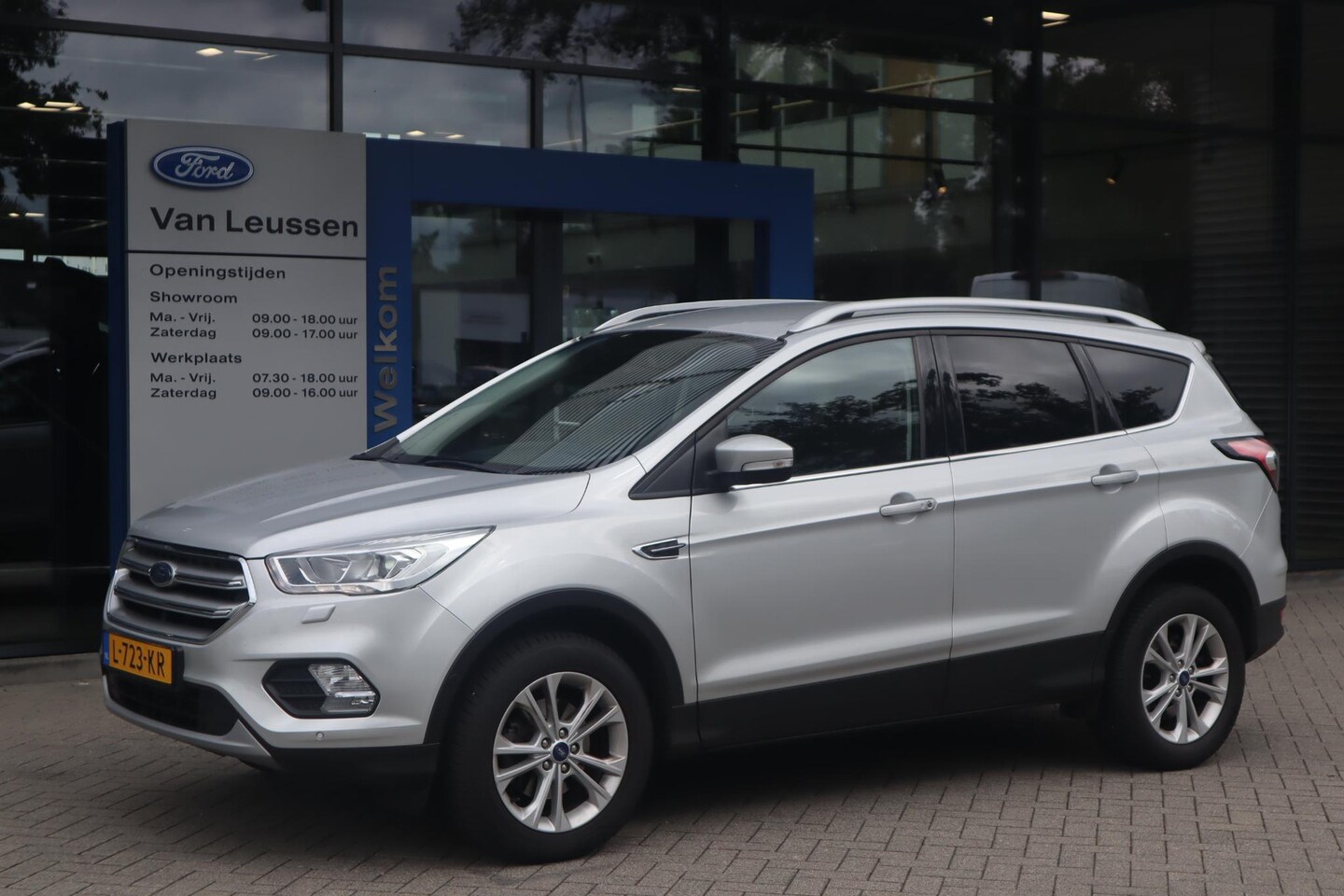 Ford Kuga - 150PK TITANIUM APPLE/ANDROID WINTERPACK PARK-SENSOREN TREKHAAK 2000KG TREKGEWICHT - AutoWereld.nl