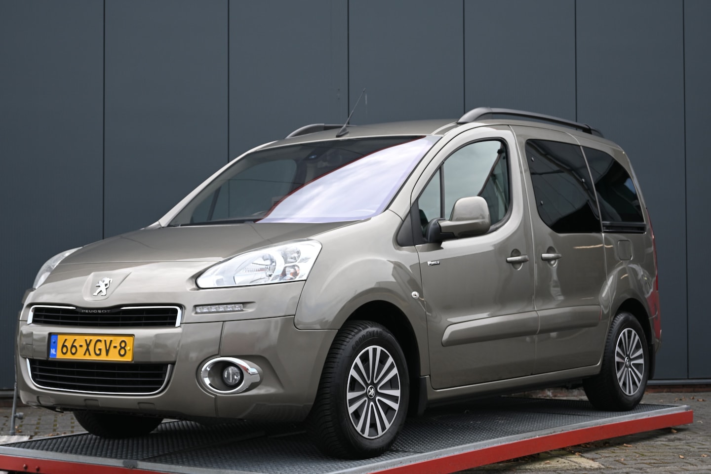 Peugeot Partner Tepee - 1.6 VTi Family trekhaak navigatie - AutoWereld.nl