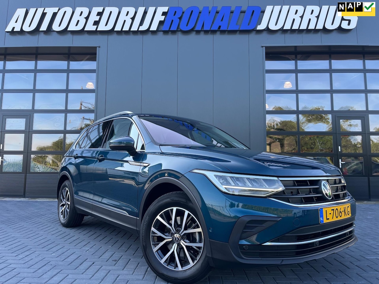 Volkswagen Tiguan - 1.5 TSI Life Business NL.Auto/NIEUW MODEL/Sportstoelen/Carplay/Trekhaak/1Ste Eigenaar/Deal - AutoWereld.nl