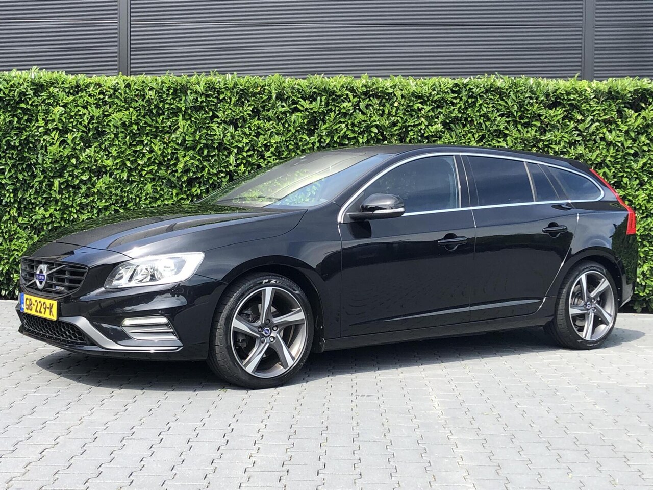 Volvo V60 - 1.6 T3 R-Design 1.6 T3 R-DESIGN, FACELIFT, NL AUTO, NAP, NAVI, LEER, CRUISE, LED, 18 INCH - AutoWereld.nl