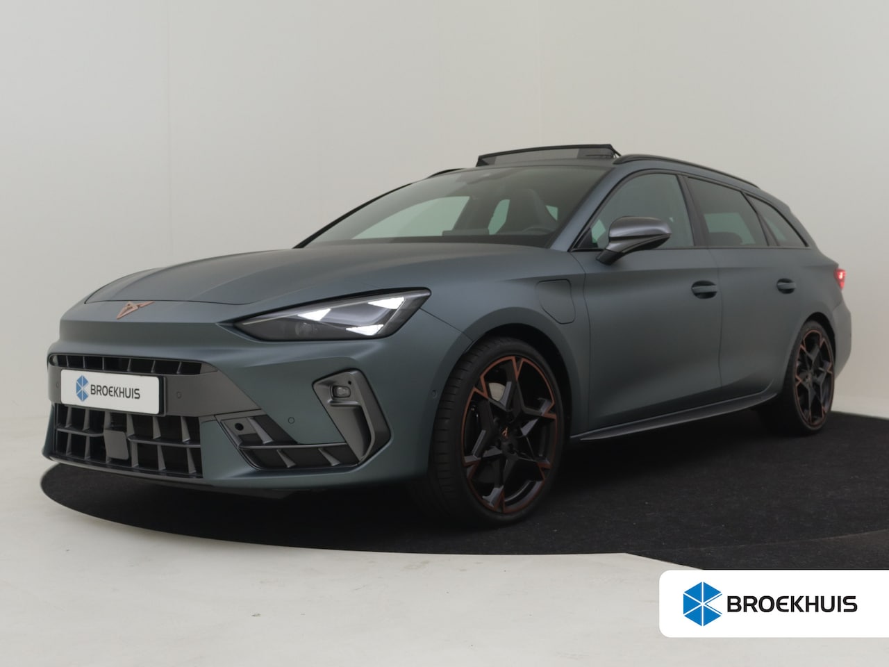 CUPRA Leon Sportstourer - Leon Sporstourer l Sennheiser Audio l Panoramadak l Speciale lak l Elektrische stoelen l E - AutoWereld.nl