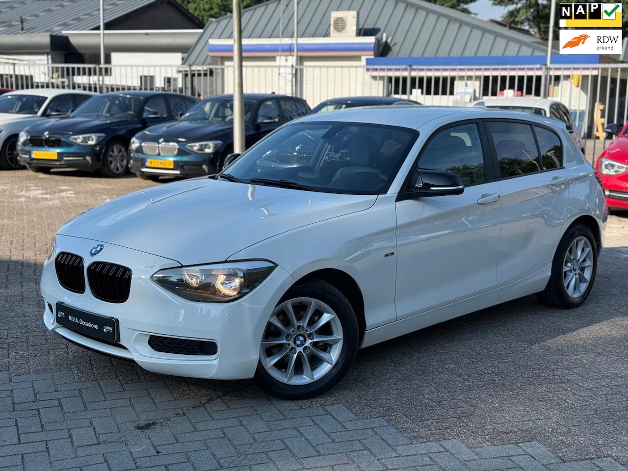 BMW 1-serie - 116i Executive|Nieuwe Ketting + Klepseals|Navigatie|Cruise control|Climate control|Half Le - AutoWereld.nl