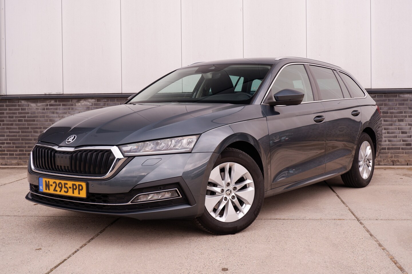 Skoda Octavia Combi - 1.0 TSI Business Edition Plus Elek. Trekhaak | Virtual Cockpit | LED | Navi | Carplay - AutoWereld.nl