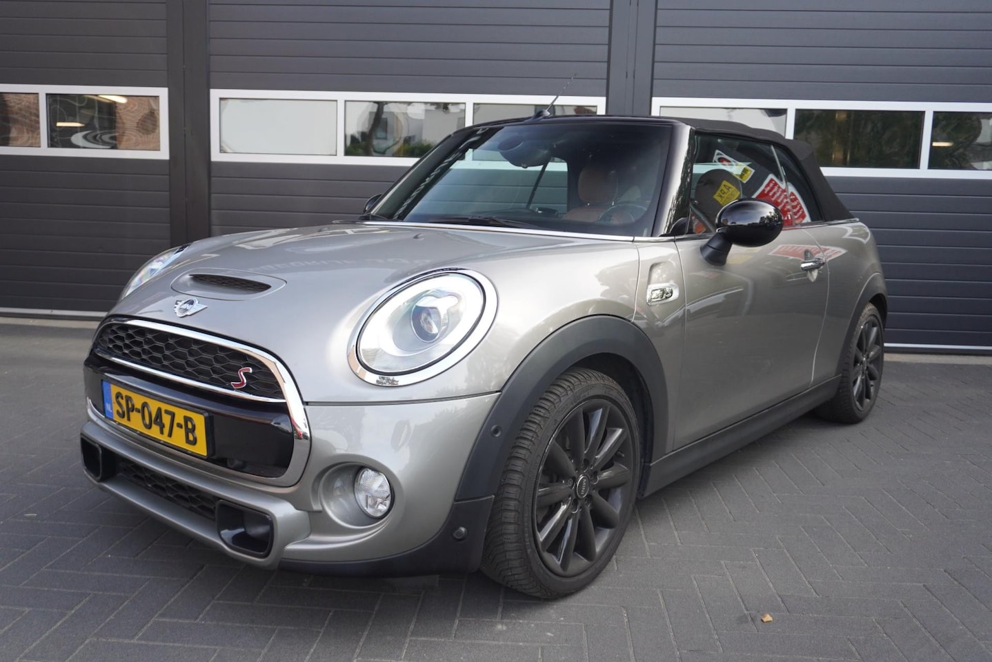 MINI Cabrio - Mini 2.0 Cooper S Airco/Navi/Camera/Park.sensoren - AutoWereld.nl