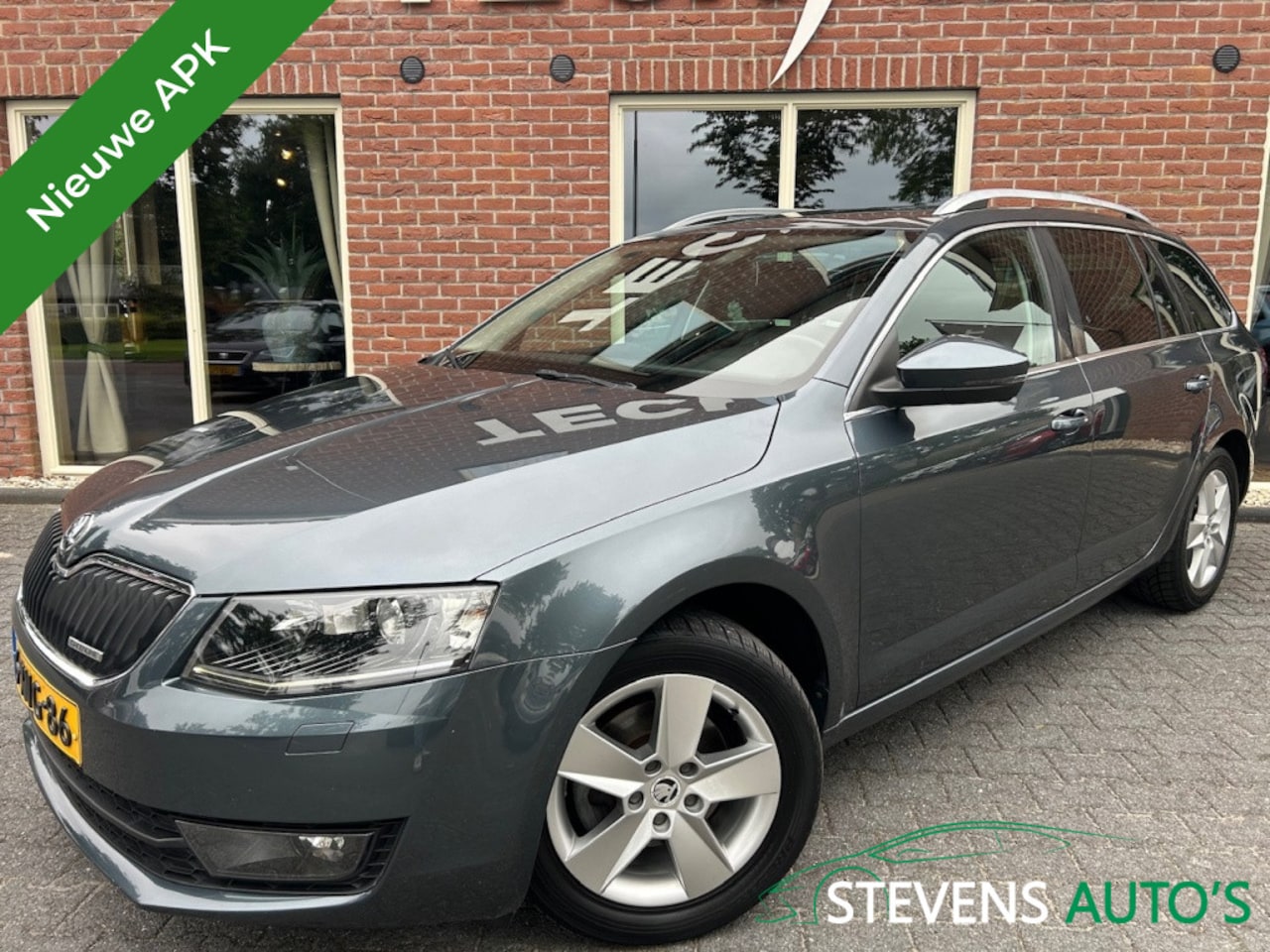 Skoda Octavia Combi - 1.6 TDI Greenl. Bns NIEUWE APK / LEER / XENON / STOELVERW. / TRE - AutoWereld.nl