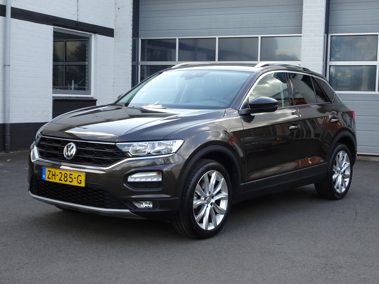 Volkswagen T-Roc - 1.0 TSI Style Automatische airco, licht metalen velgen, navigatie, cruise controle, parkee - AutoWereld.nl