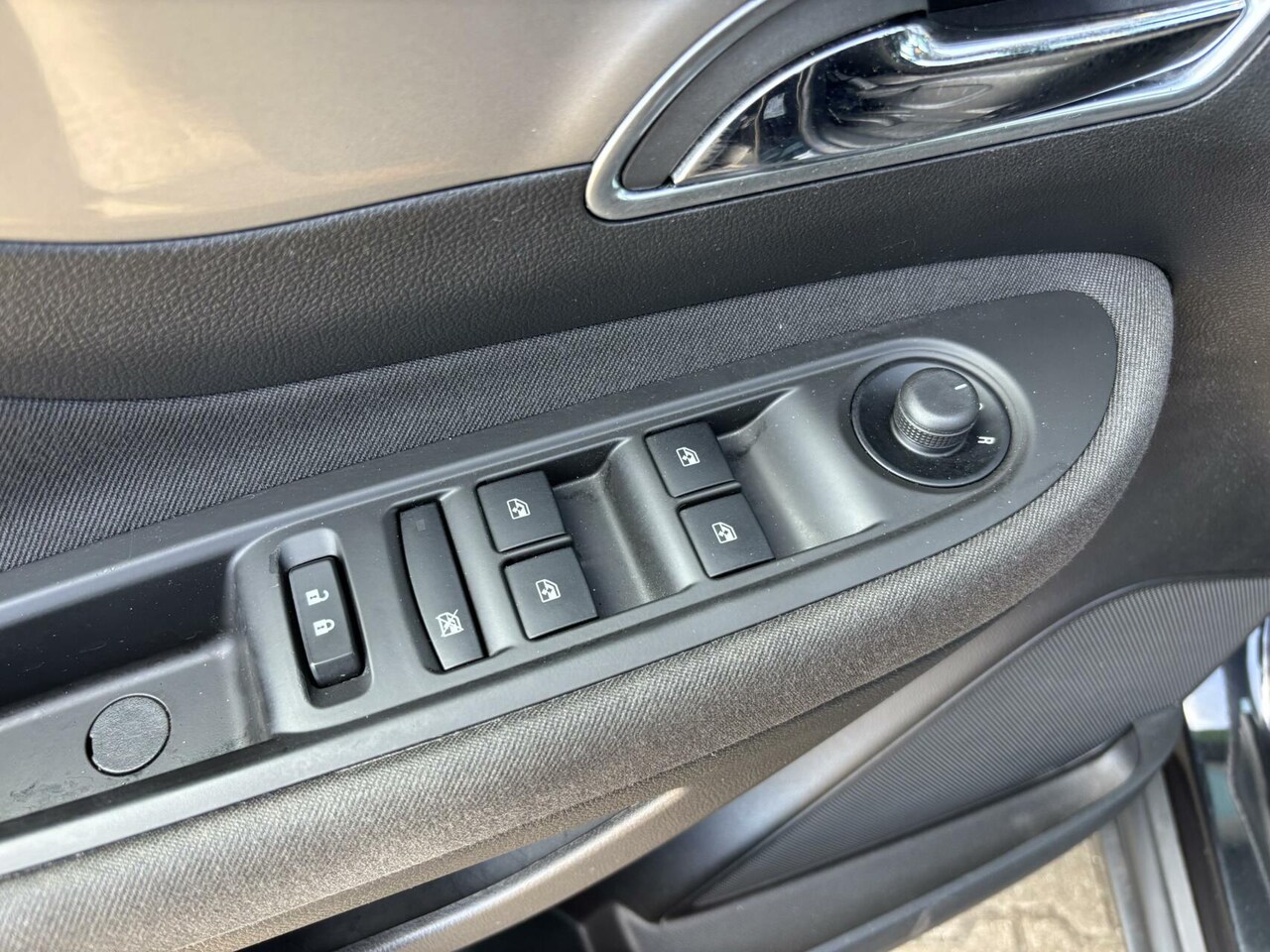 Opel Mokka - 1.6 Selection Airco/ Stoel + Stuurwiel verwarming/ Trekhaak/ Navigatie!!