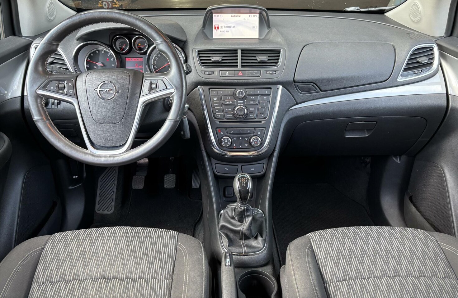 Opel Mokka - 1.6 Selection Airco/ Stoel + Stuurwiel verwarming/ Trekhaak/ Navigatie!!