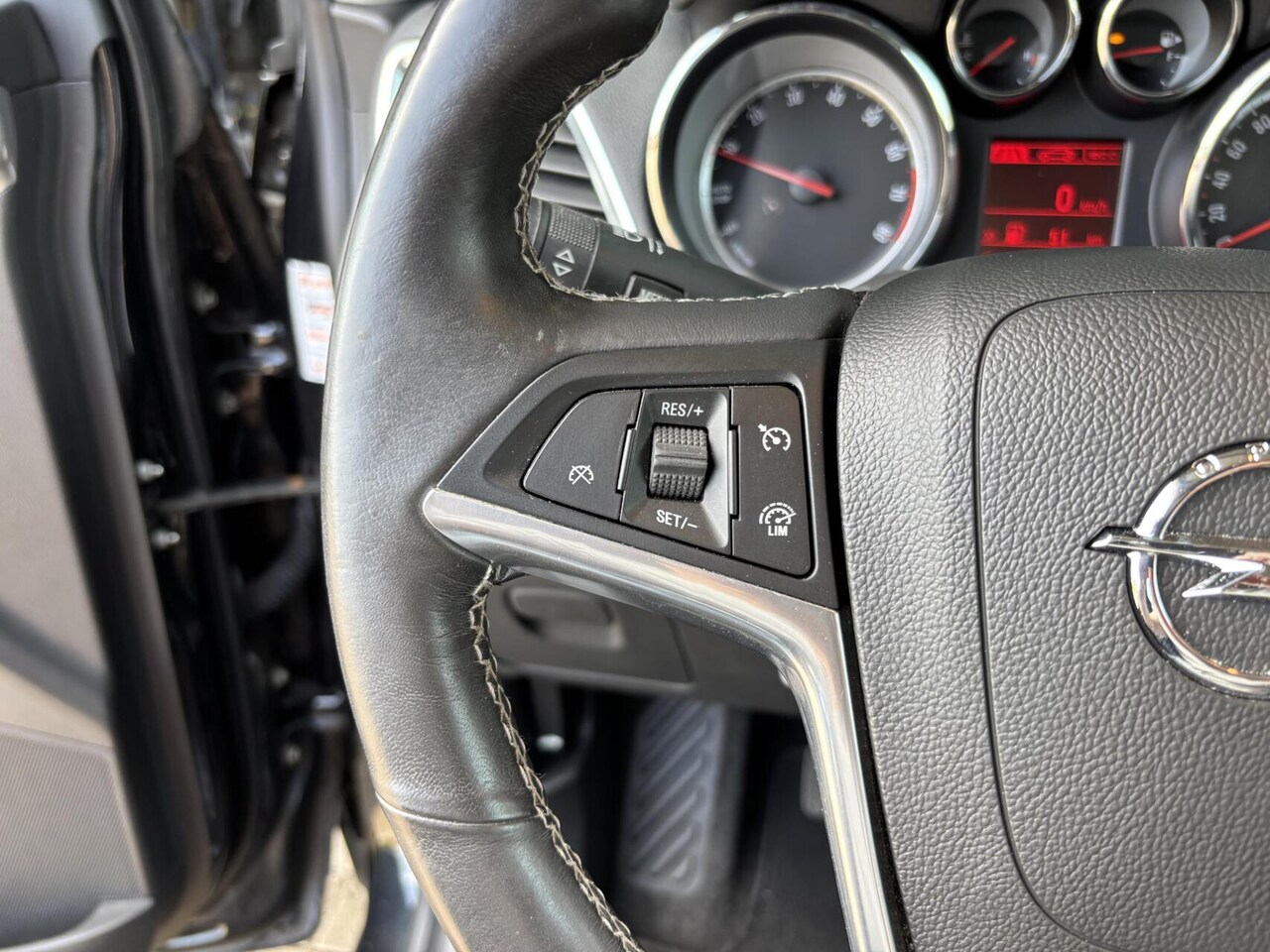 Opel Mokka - 1.6 Selection Airco/ Stoel + Stuurwiel verwarming/ Trekhaak/ Navigatie!!