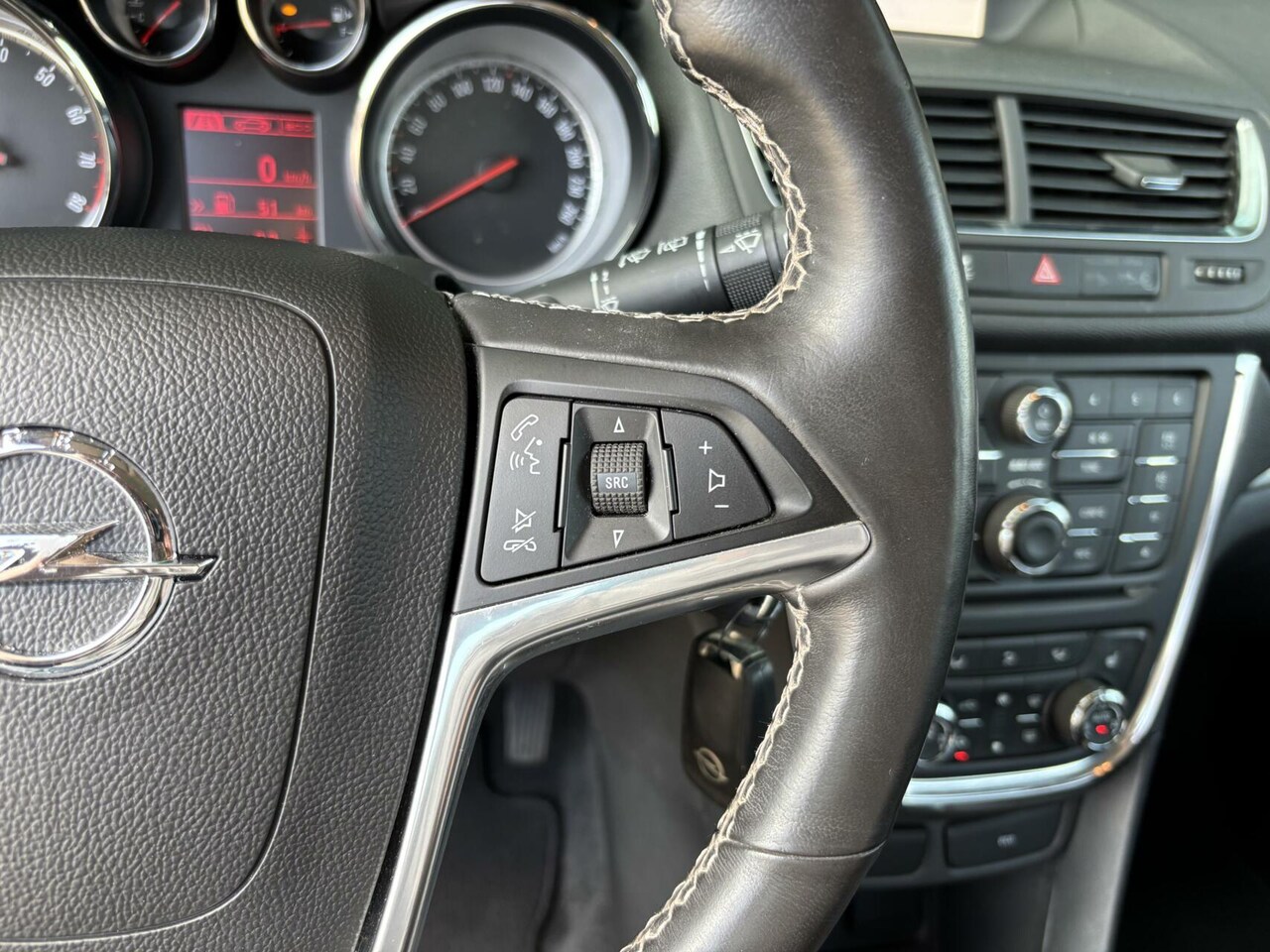 Opel Mokka - 1.6 Selection Airco/ Stoel + Stuurwiel verwarming/ Trekhaak/ Navigatie!!