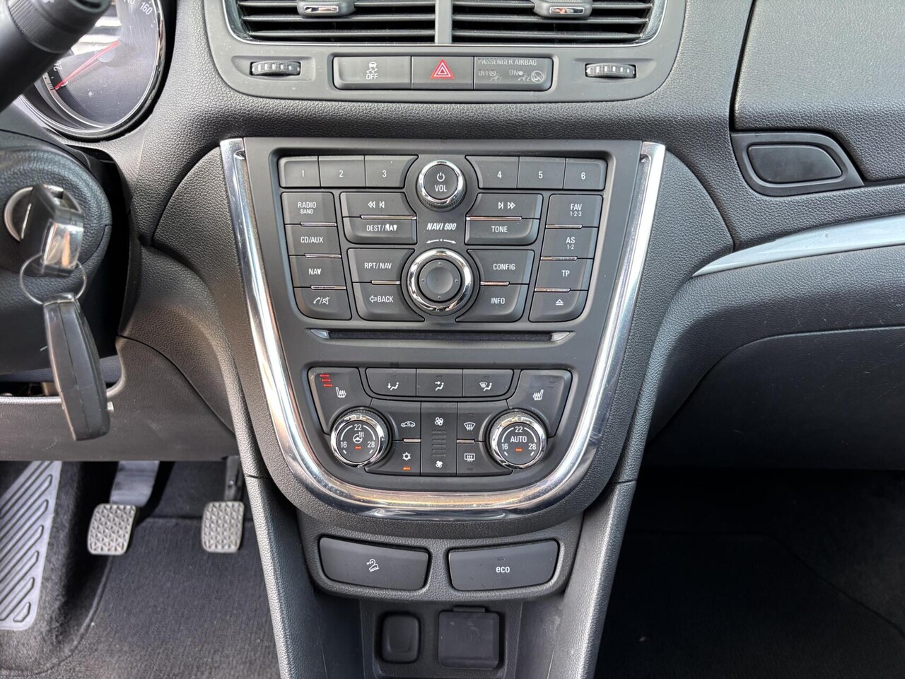 Opel Mokka - 1.6 Selection Airco/ Stoel + Stuurwiel verwarming/ Trekhaak/ Navigatie!!
