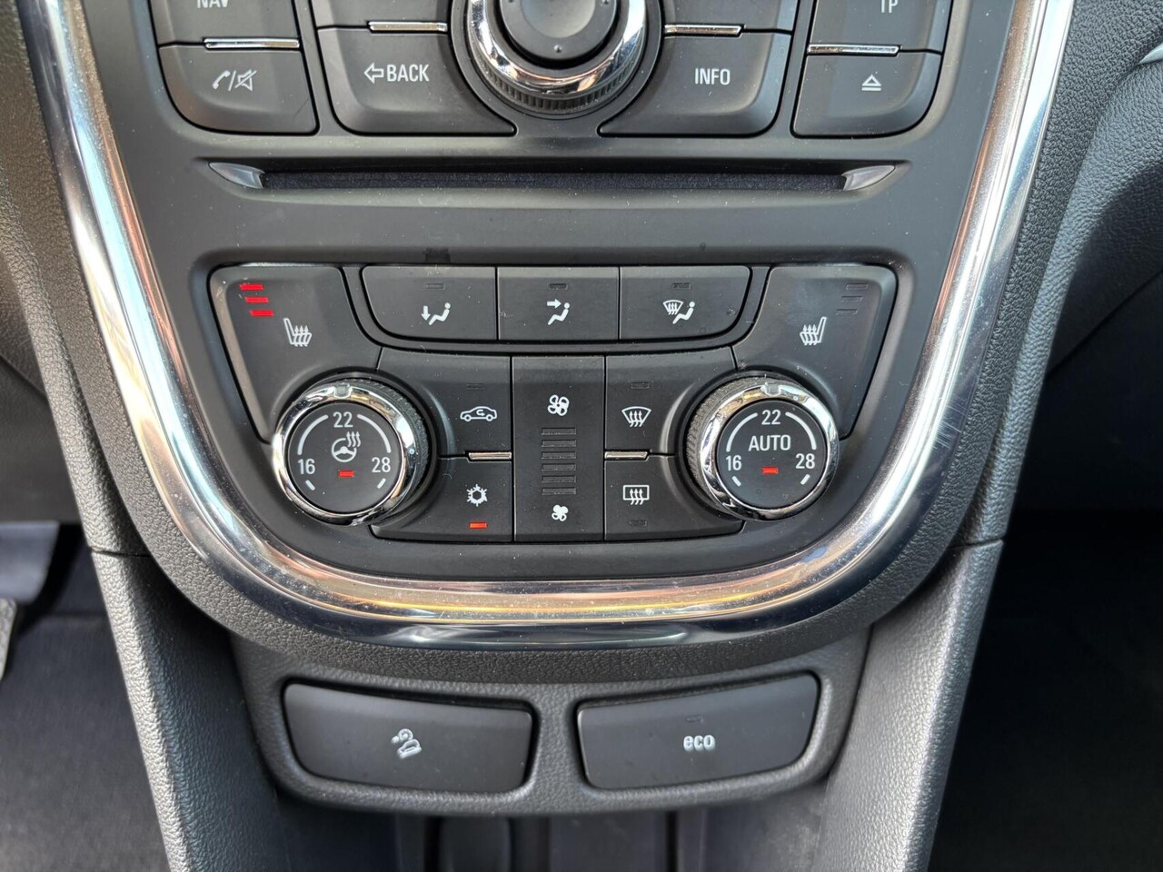 Opel Mokka - 1.6 Selection Airco/ Stoel + Stuurwiel verwarming/ Trekhaak/ Navigatie!!