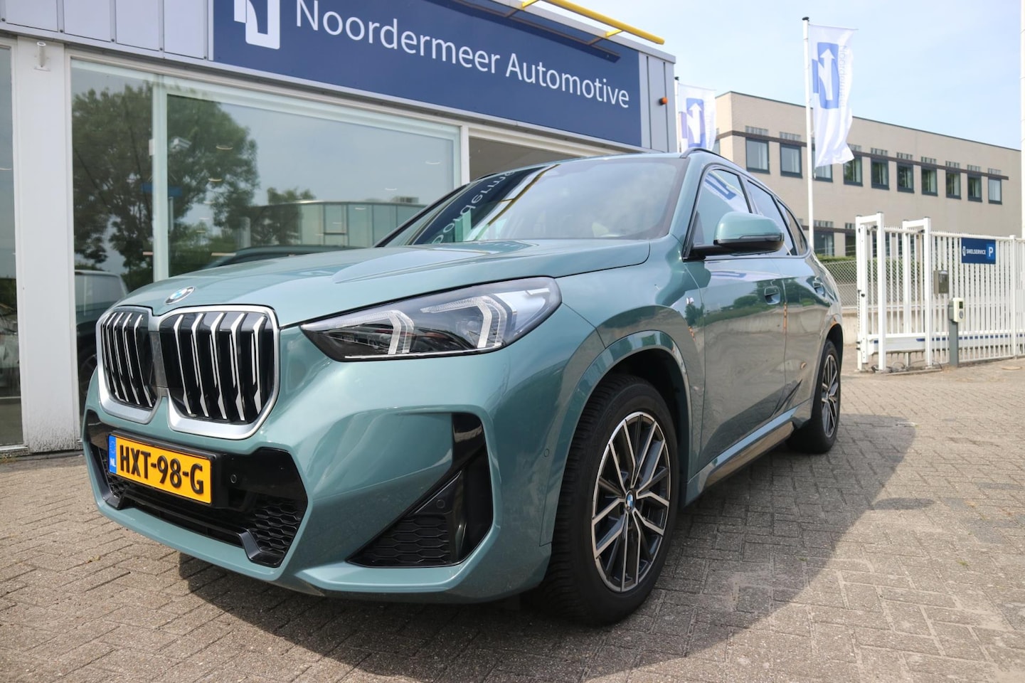 BMW X1 - SDrive18i M-sport / navigatie / camera / keyless / carplay - AutoWereld.nl