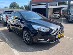 Ford Focus - 1.0 Titanium Edition Nieuwe Distributieriem | Half Lederen Bekleding | Trekhaak Afneembaar