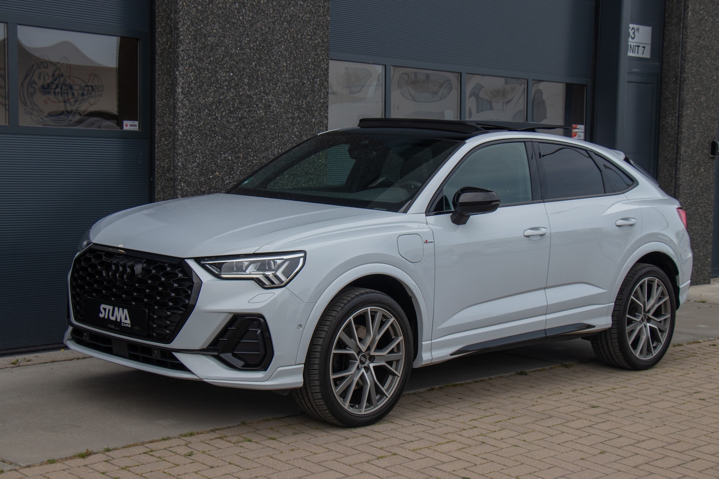 Audi Q3 Sportback - 45 TFSI e S Edition | S-Line | PHEV | Audi Exclusive Suzuka Grey | Pano | 360 View | Elec. - AutoWereld.nl