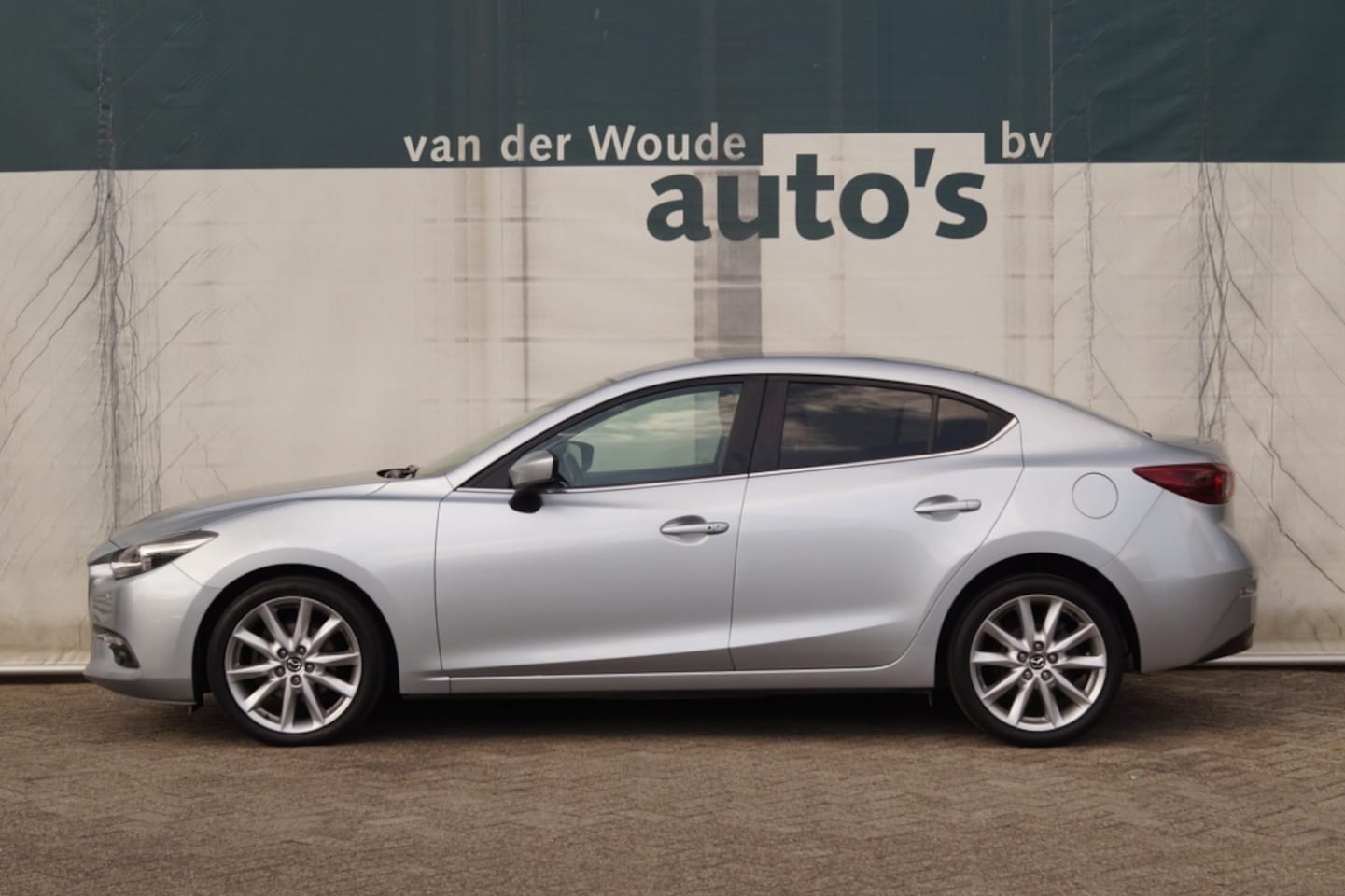 Mazda 3 - 2.0 SkyActiv 120pk GT-M -LEER-HUD-CAM-NAVI-PDC- - AutoWereld.nl