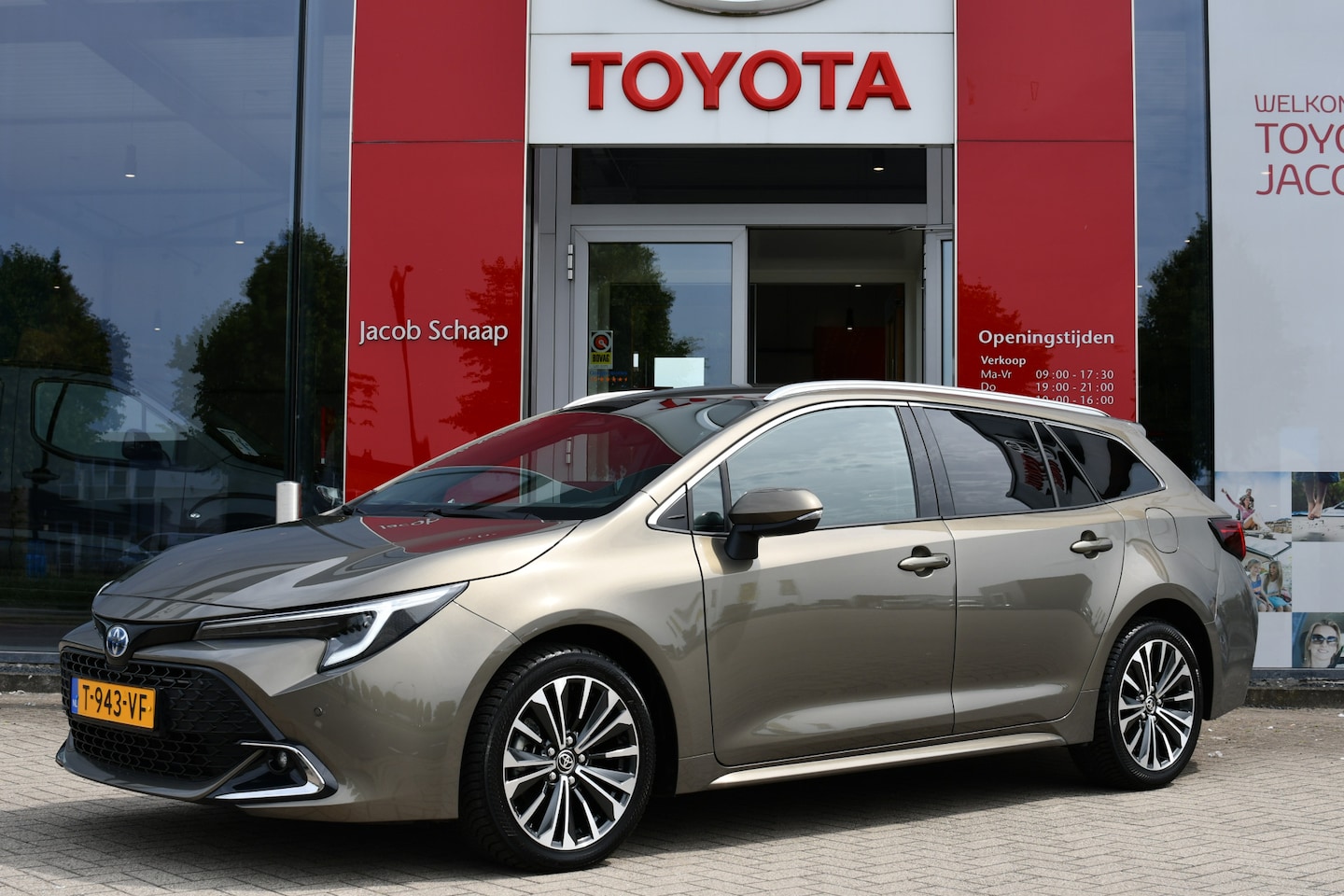 Toyota Corolla Touring Sports - 1.8 Hybrid First Edition Automaat 140pk | LED koplampen | Cloud Navigatie | Parkeersensore - AutoWereld.nl