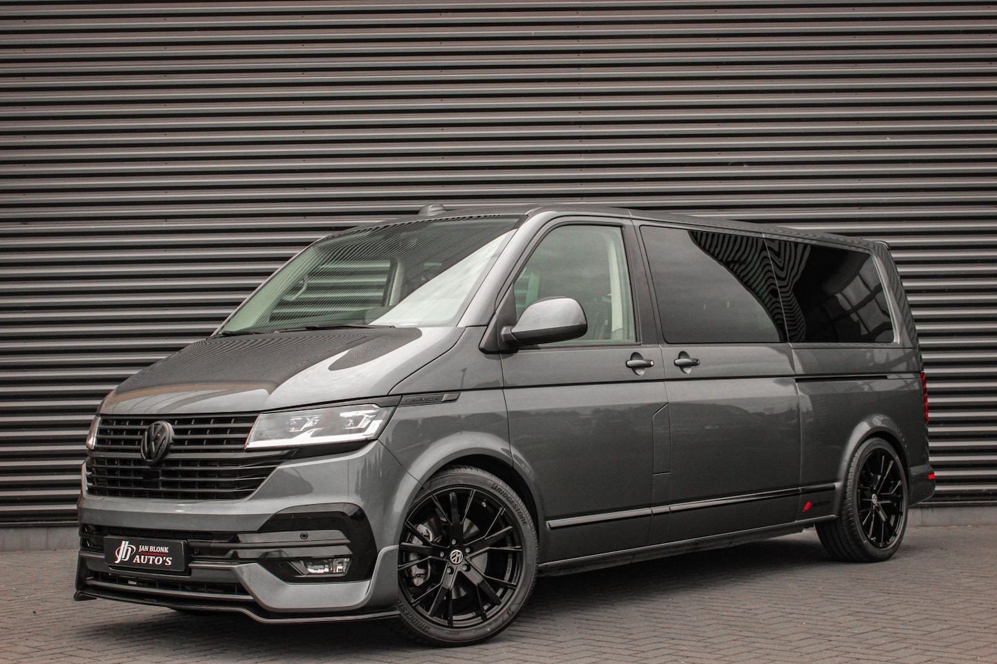 Volkswagen Transporter Caravelle - 2.0 TDI L2H1 30 DC CARAVELLE 199PK LEIGHTONVANS BODYKIT / FULL OPTIONS / LEDEREN BEKLEDING - AutoWereld.nl