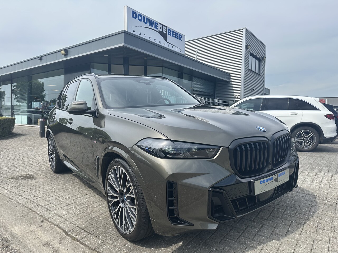 BMW X5 - xDrive50e M sport Pro Pano-Dak | Comfort Stoel | Trekhaak | Iconic Glow - AutoWereld.nl