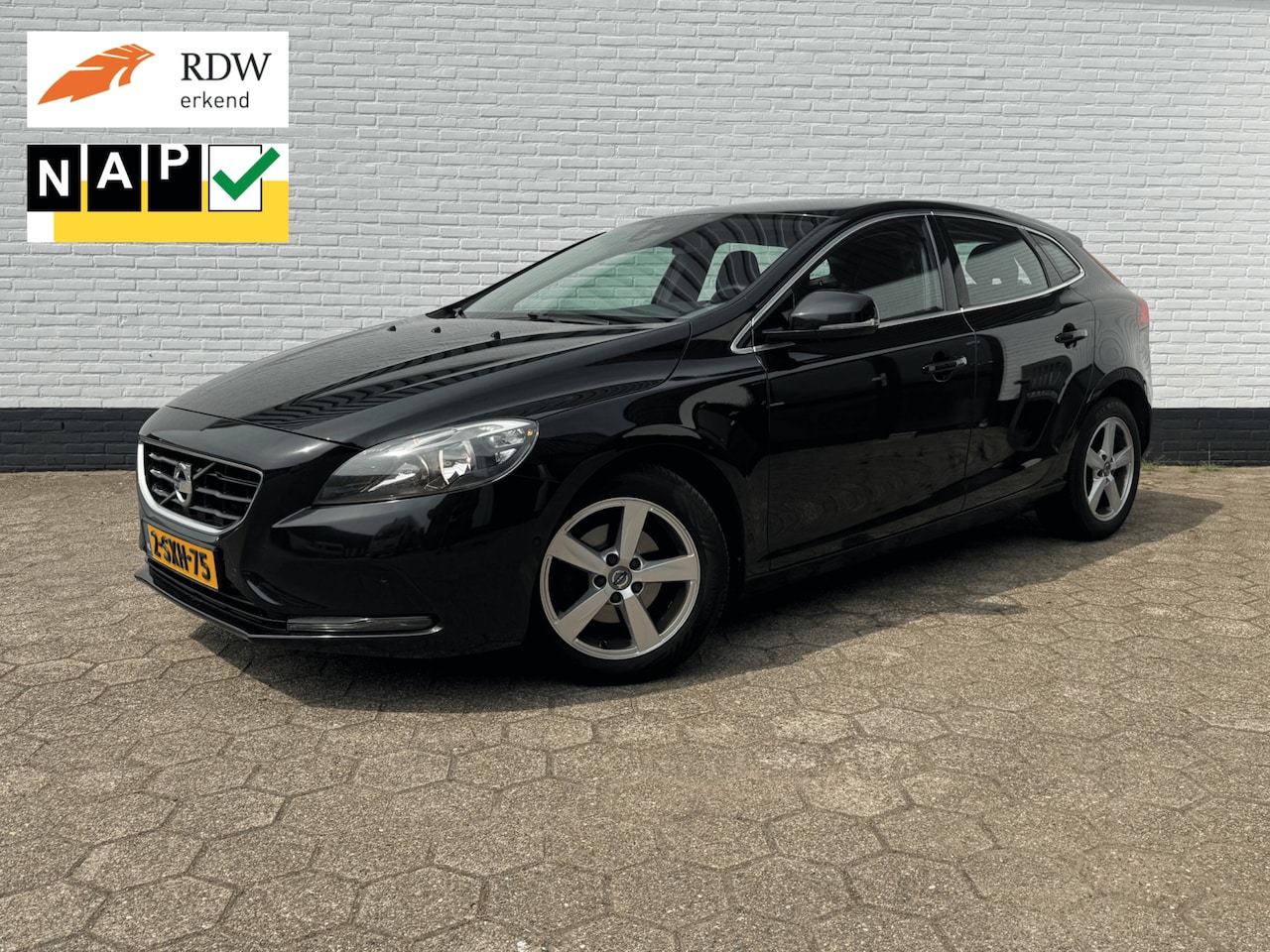 Volvo V40 - 1.6 D2 Momentum CLIMA l CRUISE l CAMERA l DEALER! - AutoWereld.nl