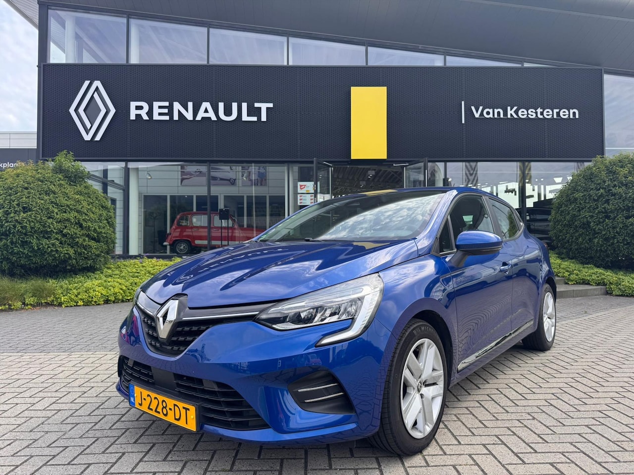 Renault Clio - 1.0 TCe 100pk Zen/ Parkeersensoeren/ Navi/ Carplay/ NL Auto - AutoWereld.nl