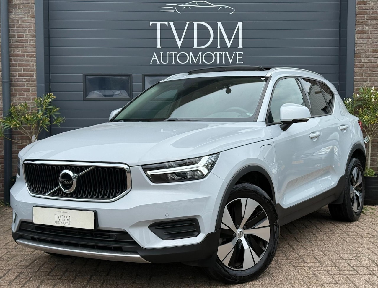 Volvo XC40 - 1.5 T5 Twin Engine Momentum Pro|PANO|1/2 LEDER|NAVI - AutoWereld.nl