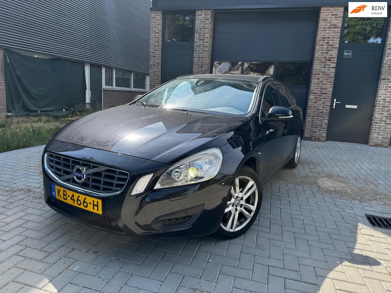 Volvo V60 - 1.6 T4 R-Design 1.6 T4 R-Design - AutoWereld.nl